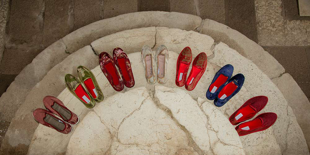paia di scarpe furlane friulane in tessuto multicolore